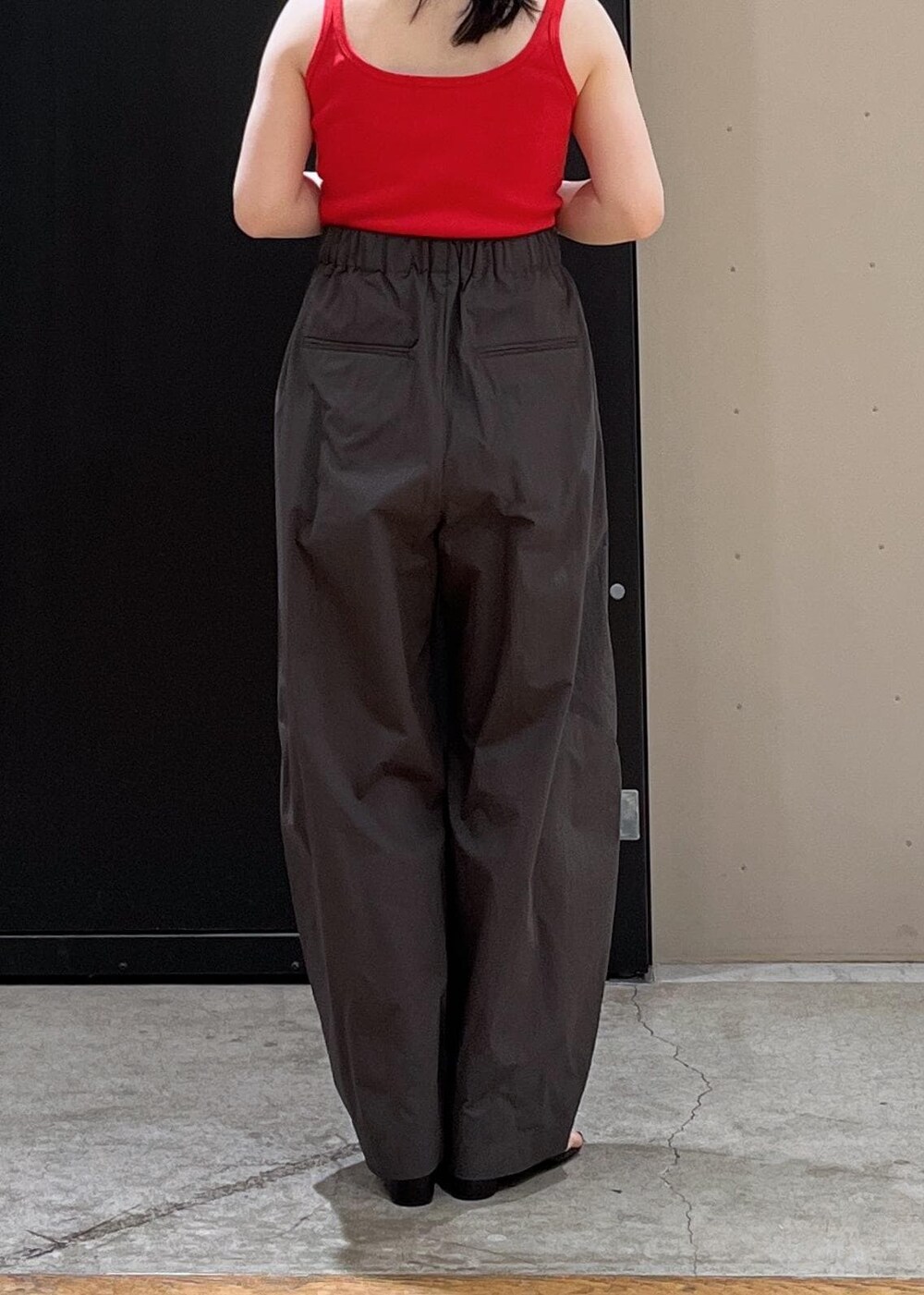 ホワイト系のショルダーバッグ、ブラック系のサンダル、レッド系のタンクトップを着用したレディースの春コーディネートの6枚目の写真