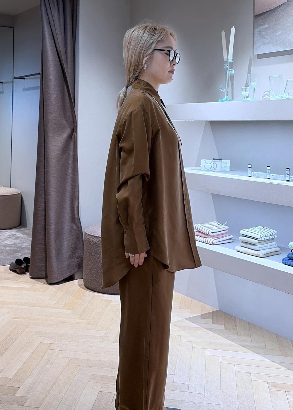 ブラウン系のその他パンツ、ブラウン系のシャツ/ブラウス、ブラック系のその他シューズを着用したレディースの秋コーディネートの8枚目の写真