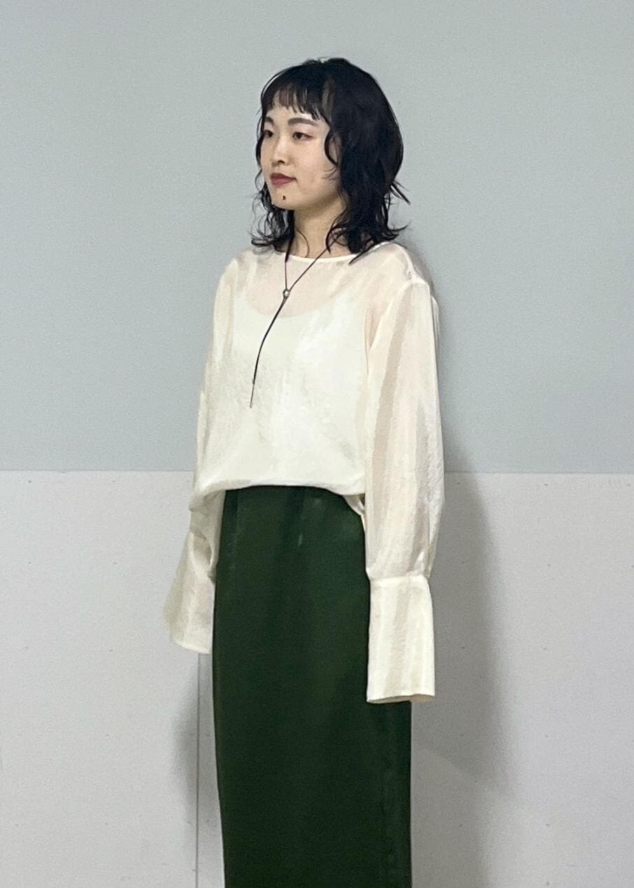 グリーン系のスカート、ホワイト系のシャツ/ブラウス、グレー系のブルゾンを着用したレディースの冬コーディネートの9枚目の写真