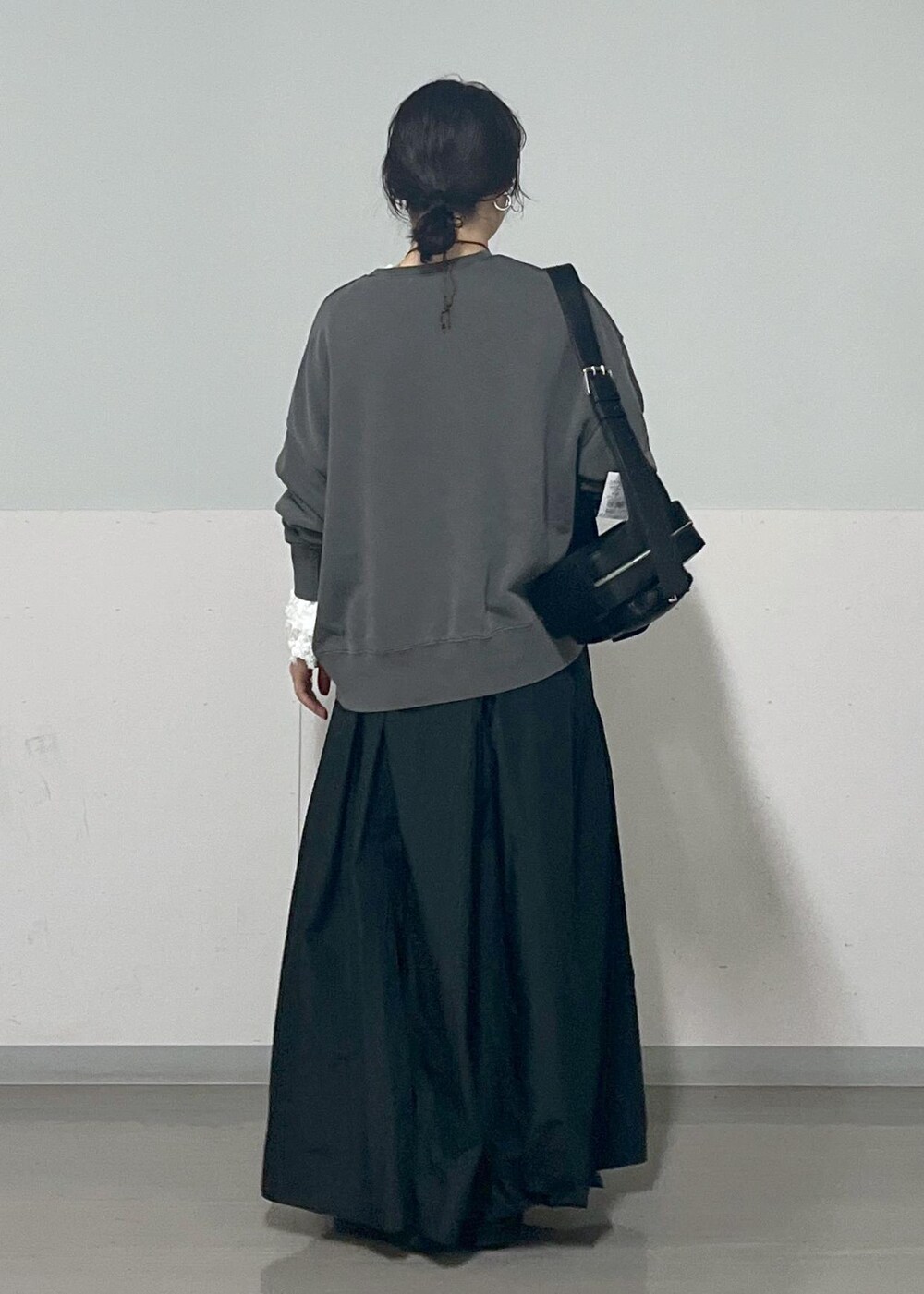 ブラック系のボディバッグ/ウエストポーチ、グレー系のスウェット、ブラック系のスカートを着用したレディースの秋コーディネートの5枚目の写真