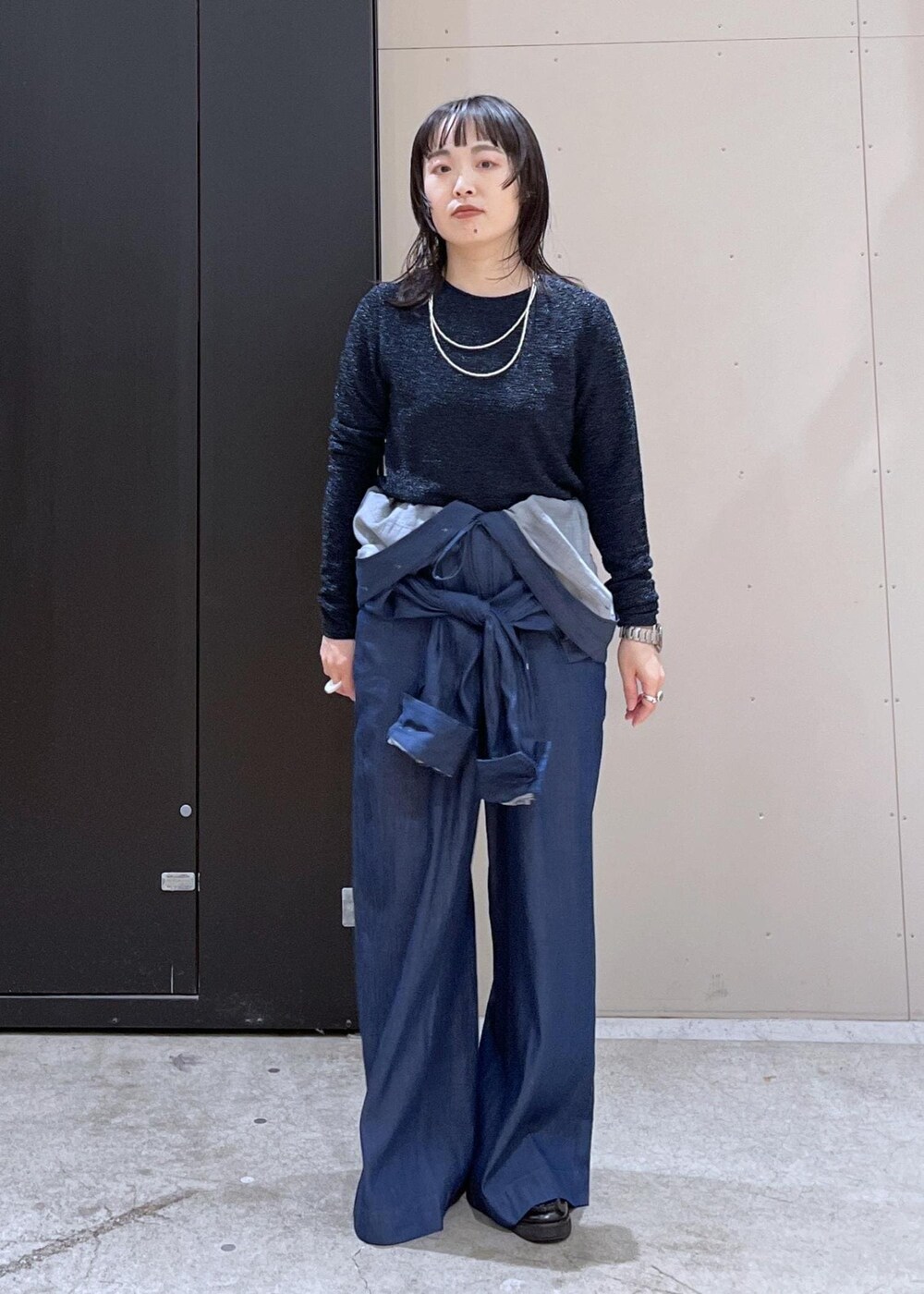 グレー系のショルダーバッグ、ブルー系のつなぎ/オールインワン、ブルー系のTシャツ/カットソーを着用したレディースの冬コーディネートの6枚目の写真