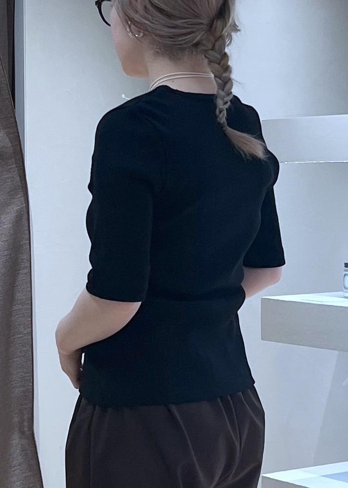 ブラック系のショルダーバッグ、ブラウン系のその他パンツ、ブルー系のニット/セーターを着用したレディースの春コーディネートの8枚目の写真