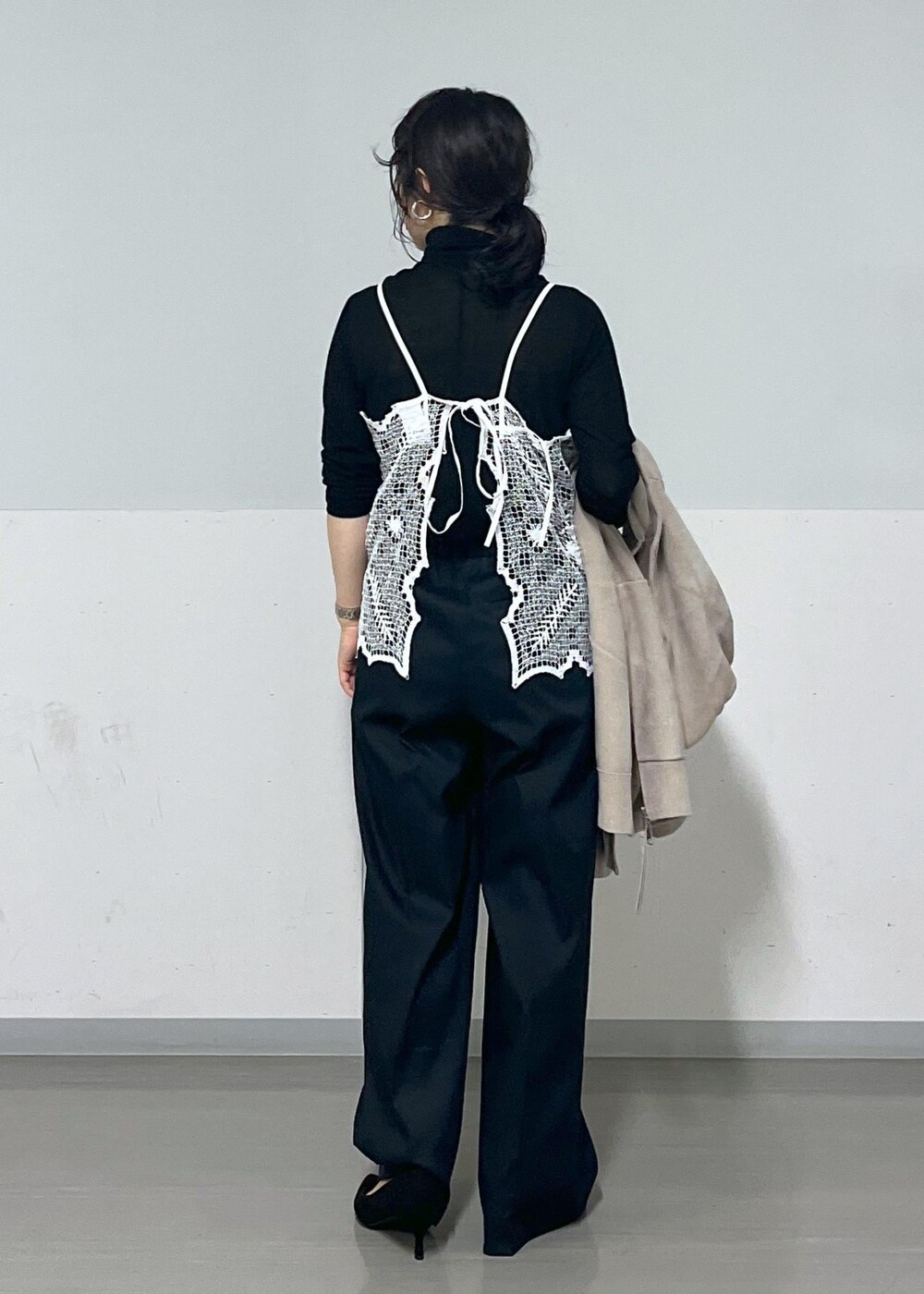 ブラック系のTシャツ/カットソー、ブラック系のその他パンツ、ベージュ系のパーカーを着用したレディースの夏コーディネートの3枚目の写真