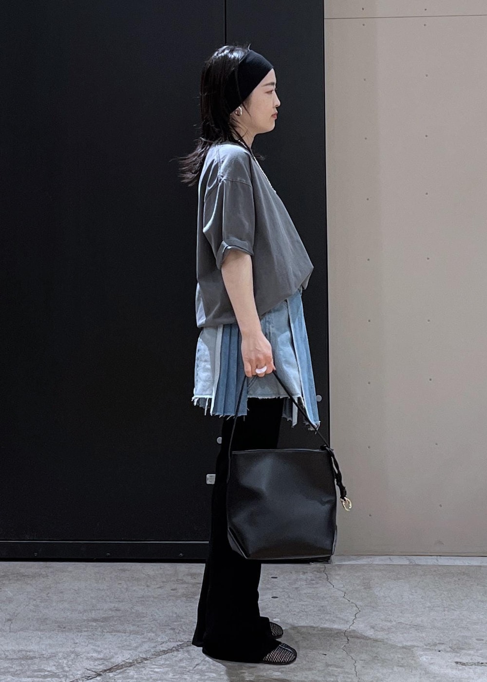 ブラック系のショルダーバッグ、ブラック系のその他パンツ、ベージュ系のTシャツ/カットソーを着用したレディースの春コーディネートの2枚目の写真