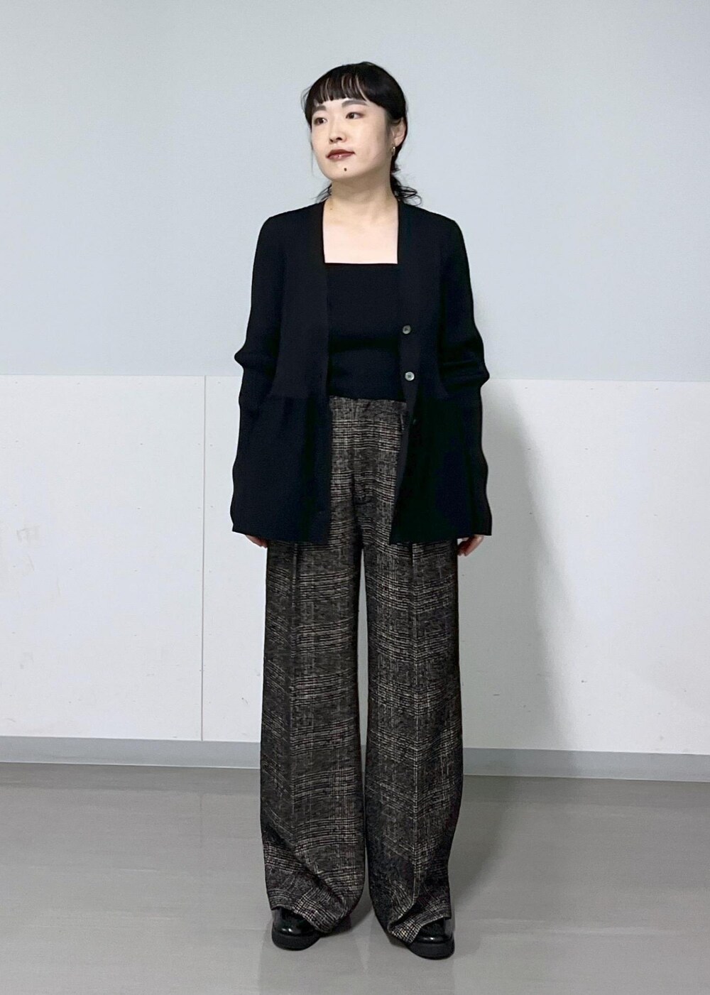 ブラック系のその他パンツ、ブラック系のチューブトップ、ブラック系のカーディガン/ボレロを着用したレディースの秋コーディネートの2枚目の写真