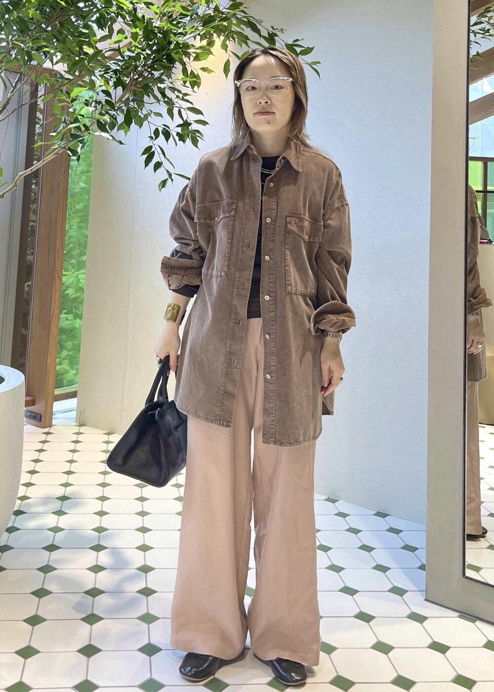 ブラウン系のシャツ/ブラウス、ピンク系のその他パンツ、ブラウン系のTシャツ/カットソーを着用したレディースの秋コーディネートの3枚目の写真