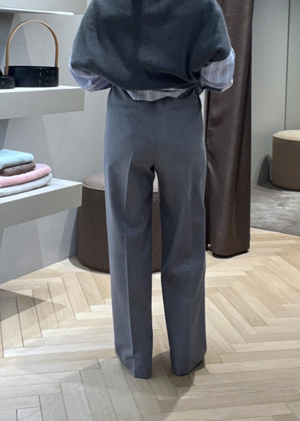 ブラック系のトートバッグ、ブラック系のブーツ、グレー系のニット/セーターを着用したレディースの冬コーディネートの6枚目の写真