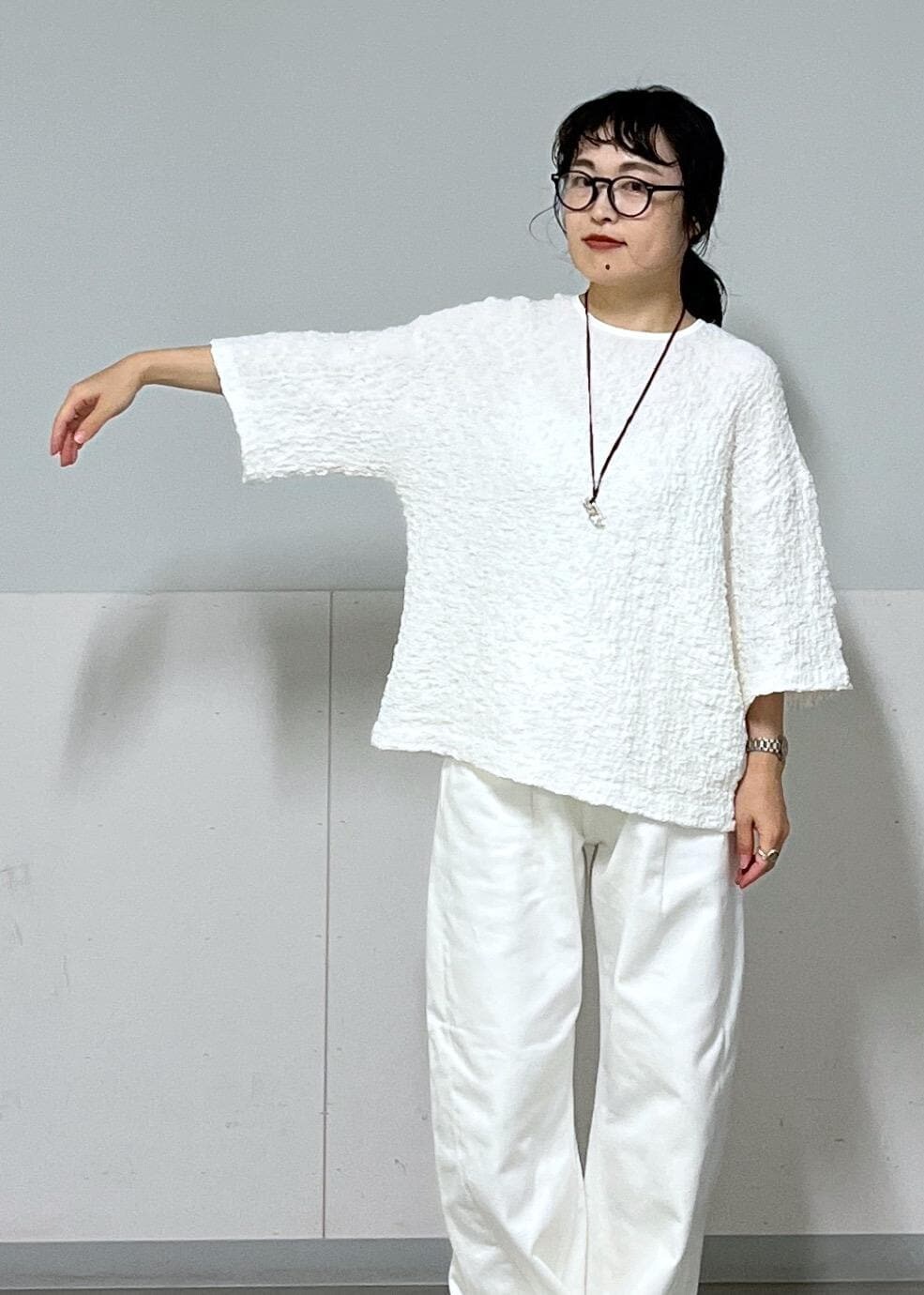 ホワイト系のTシャツ/カットソー、ホワイト系のデニムパンツを着用したレディースの夏コーディネートの7枚目の写真
