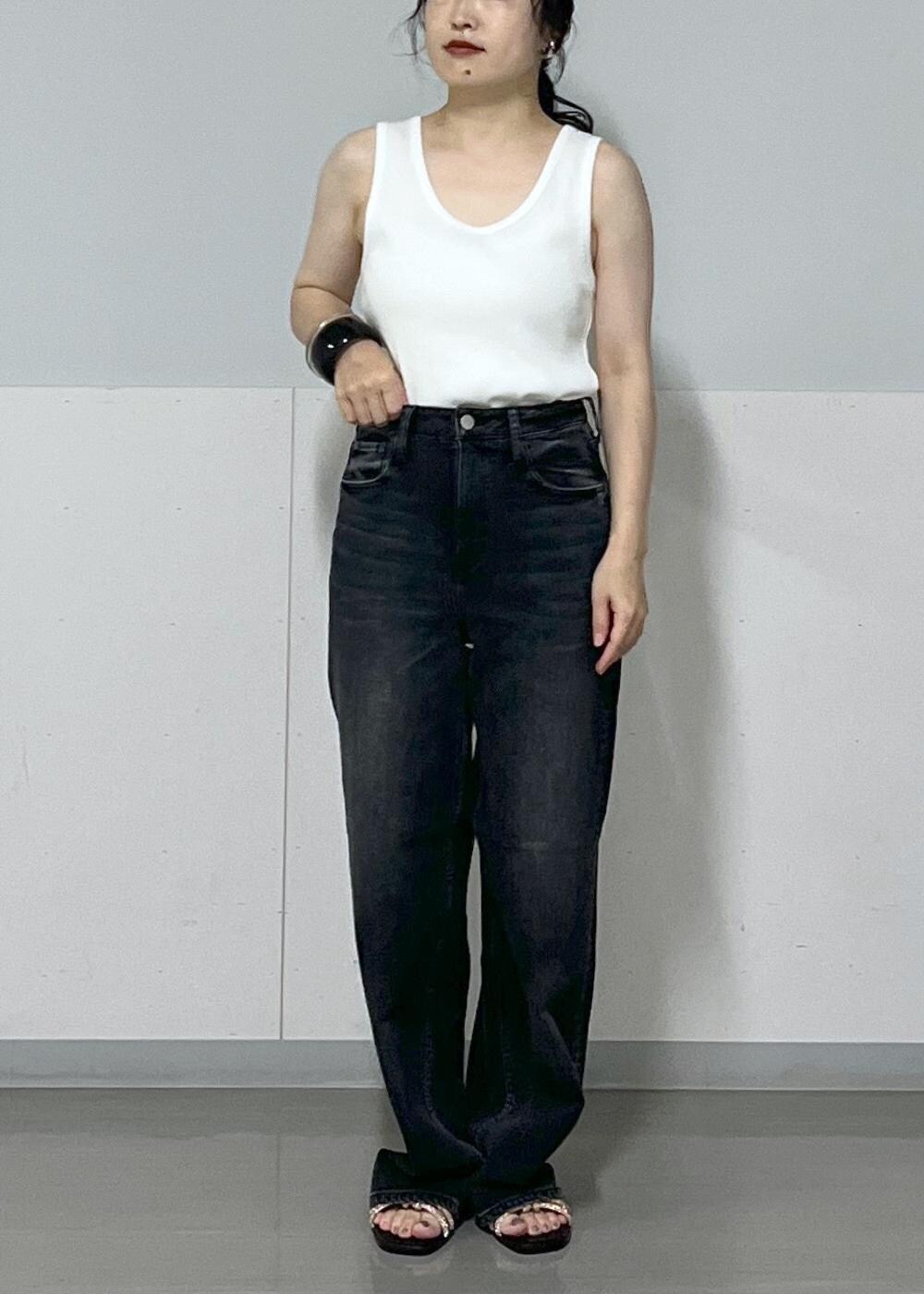 ブルー系のワンピース、ホワイト系のタンクトップ、シルバー系のハンドバッグを着用したレディースの夏コーディネートの5枚目の写真