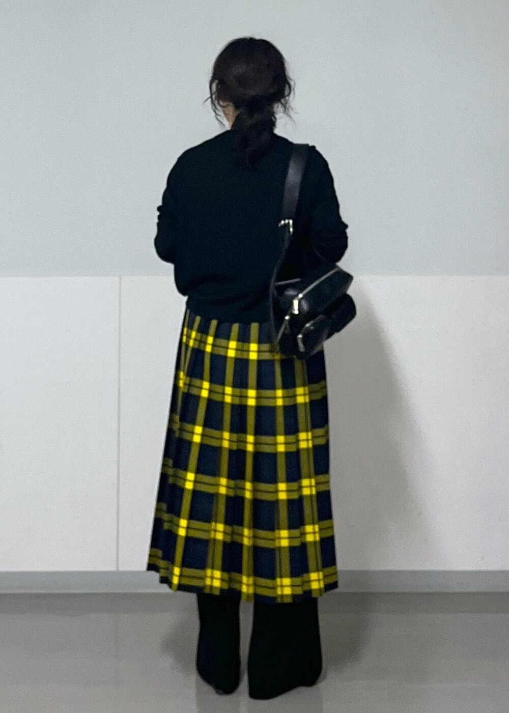 ブラック系のブーツ、グレー系のスカート、ブラック系のカーディガン/ボレロを着用したレディースの秋コーディネートの4枚目の写真