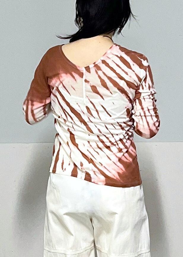 ホワイト系のその他パンツ、ブラウン系のTシャツ/カットソー、ベージュ系のショルダーバッグを着用したレディースの春コーディネートの7枚目の写真