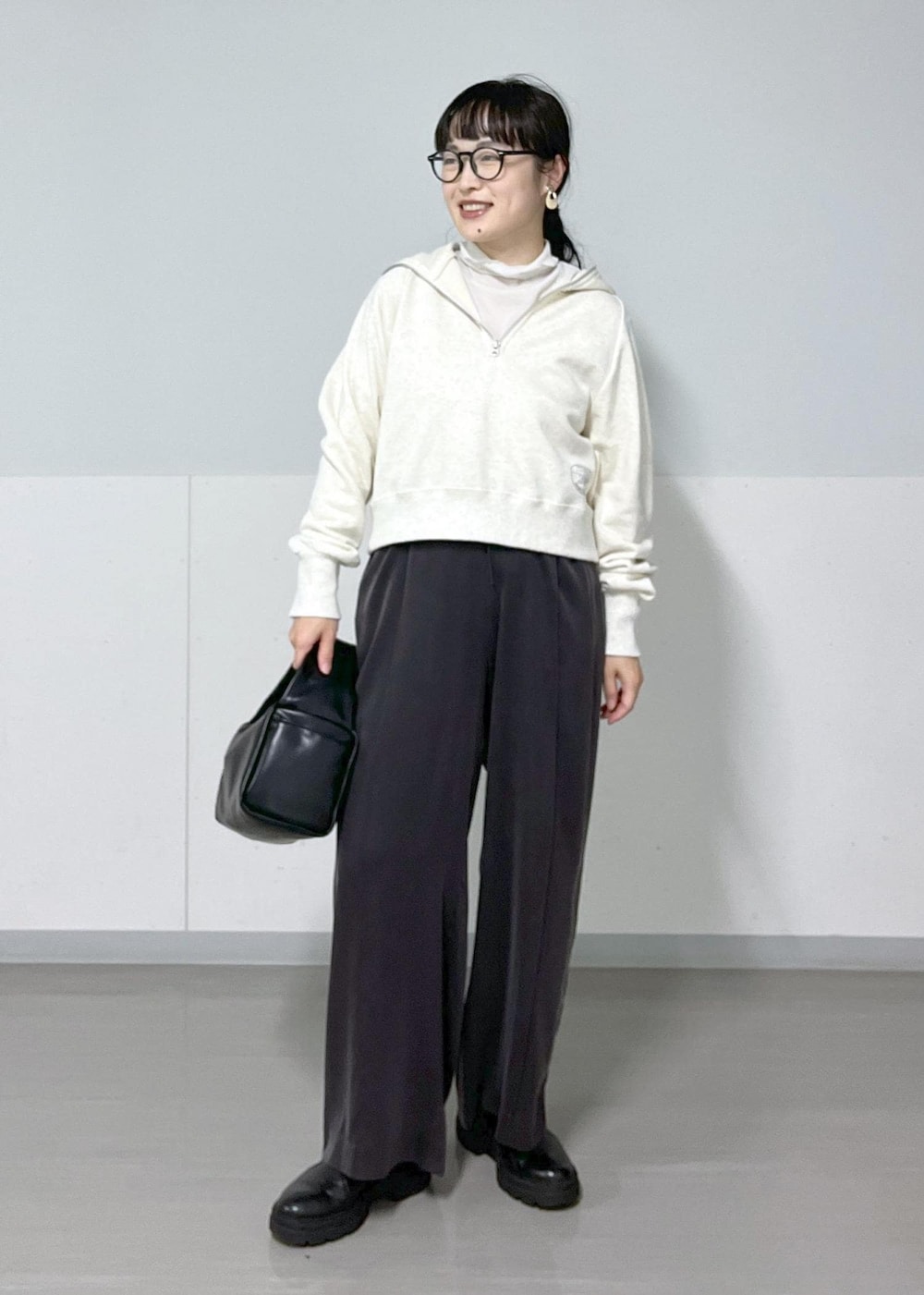 グレー系のその他パンツ、ブラック系のハンドバッグ、グレー系のTシャツ/カットソーを着用したレディースの秋コーディネートの3枚目の写真