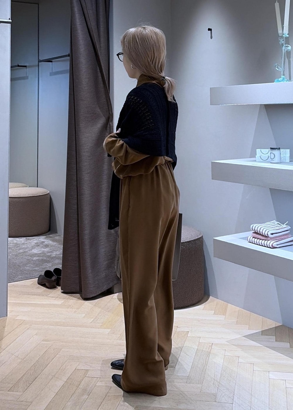 ブラウン系のその他パンツ、ブラウン系のシャツ/ブラウス、ブラック系のその他シューズを着用したレディースの秋コーディネートの2枚目の写真