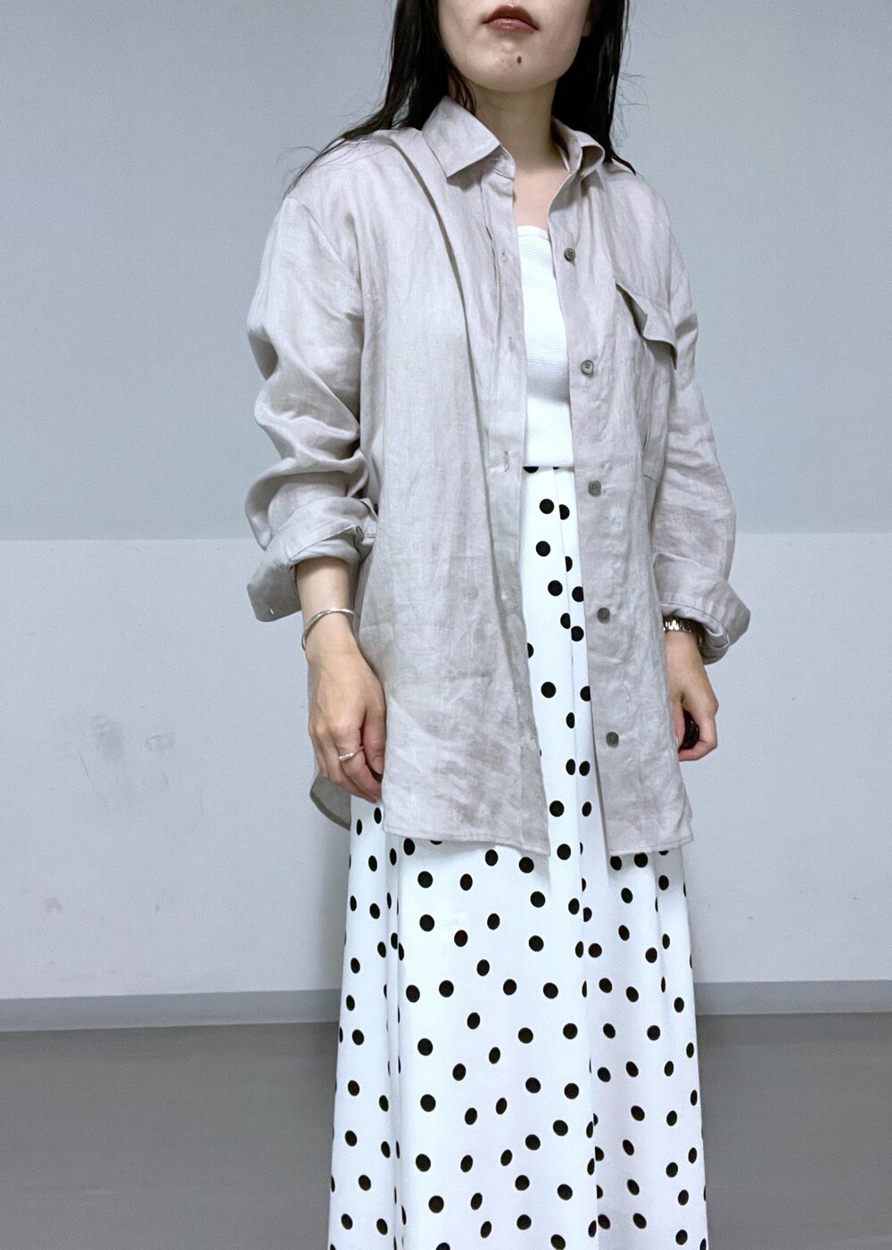 ベージュ系のサンダル、ホワイト系のTシャツ/カットソー、グレー系のシャツ/ブラウスを着用したレディースの夏コーディネートの9枚目の写真