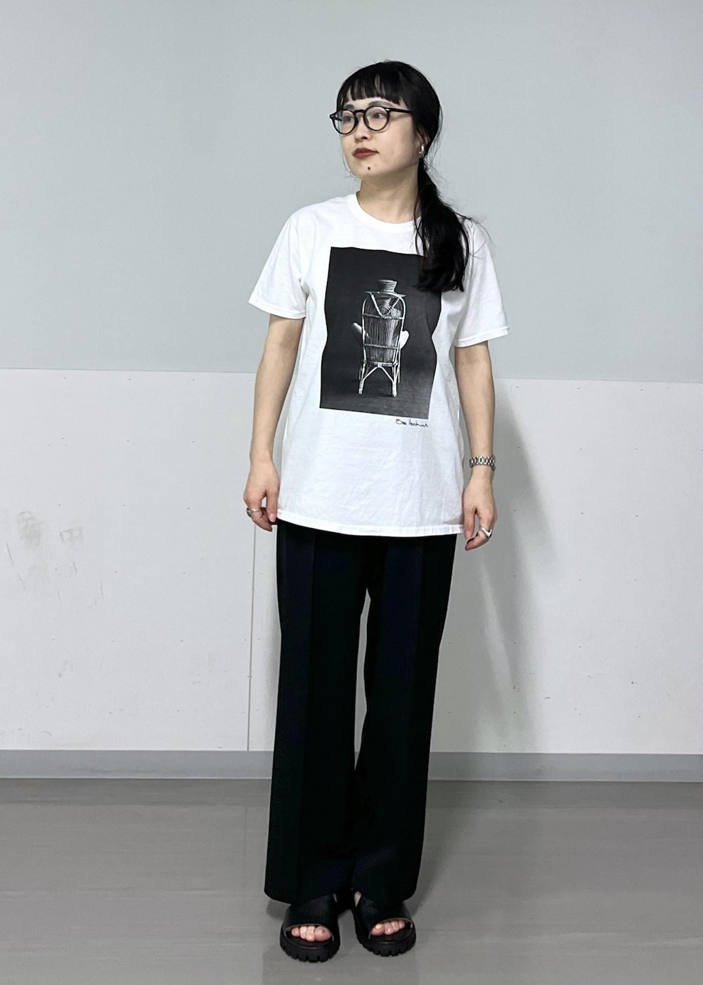 ブラック系のサンダル、グレー系のカーディガン/ボレロ、ブラック系のスラックスを着用したレディースの春コーディネートの6枚目の写真