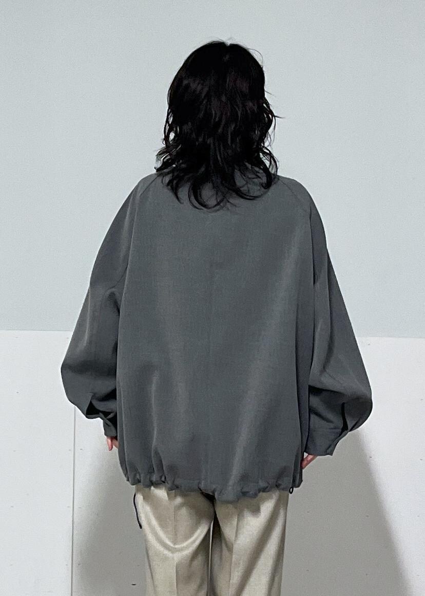 ホワイト系のTシャツ/カットソー、ホワイト系のTシャツ/カットソー、ブラック系のショルダーバッグを着用したレディースの秋コーディネートの5枚目の写真