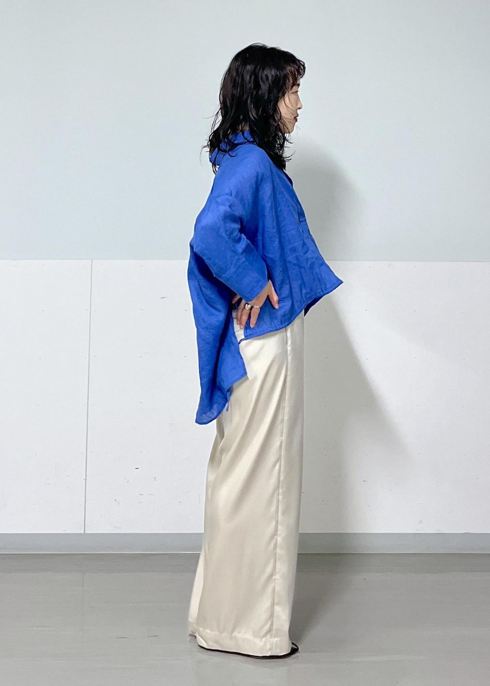 ブラック系のサンダル、ブルー系のシャツ/ブラウス、ベージュ系のその他パンツを着用したレディースの夏コーディネートの6枚目の写真