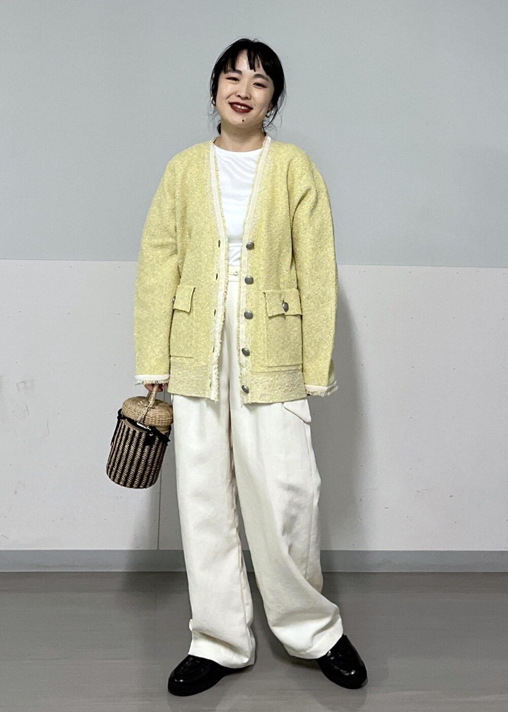 ホワイト系のカーゴパンツ、ホワイト系のTシャツ/カットソー、イエロー系のカーディガン/ボレロを着用したレディースの冬コーディネートの2枚目の写真