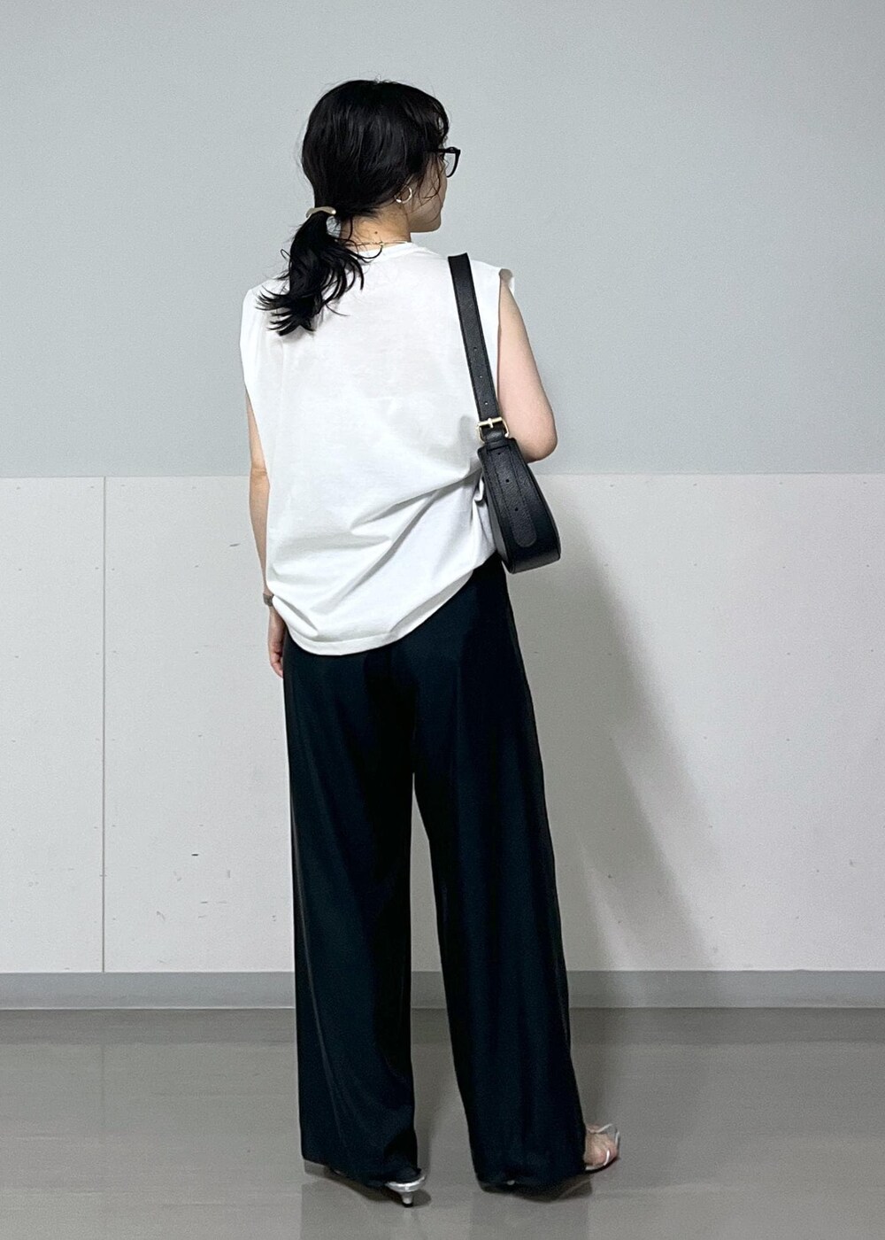 シルバー系のサンダル、ホワイト系のTシャツ/カットソー、ブラック系のその他パンツを着用したレディースの夏コーディネートの5枚目の写真