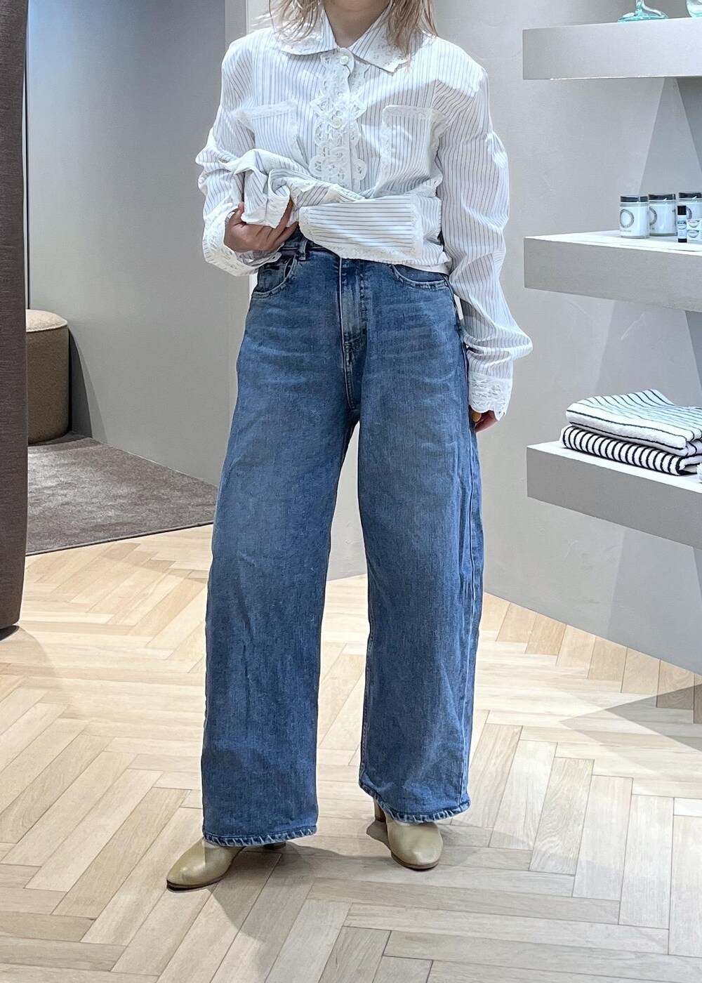 ブラック系のショルダーバッグ、ベージュ系のパンプス、ホワイト系のシャツ/ブラウスを着用したレディースの冬コーディネートの5枚目の写真