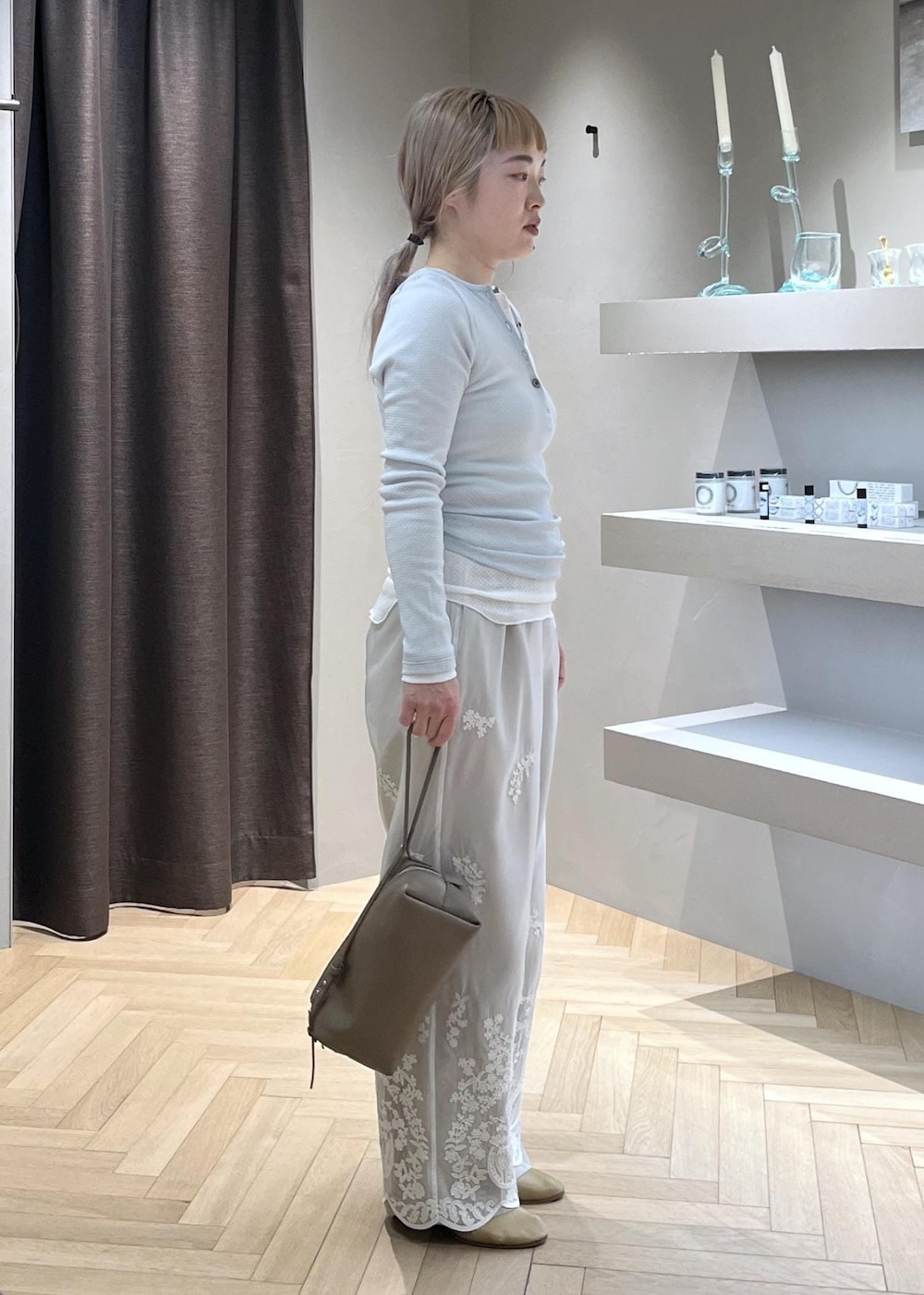 ベージュ系のショルダーバッグ、ベージュ系のその他パンツ、ベージュ系のテーラードジャケットを着用したレディースの春コーディネートの7枚目の写真