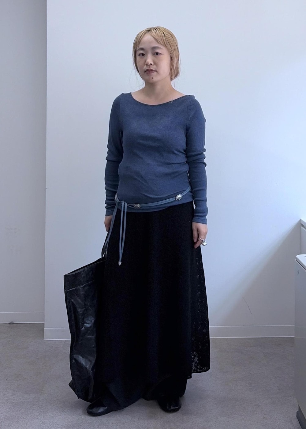 ブルー系のTシャツ/カットソー、ブラック系のその他パンツ、ブルー系のピーコートを着用したレディースの秋コーディネートの6枚目の写真