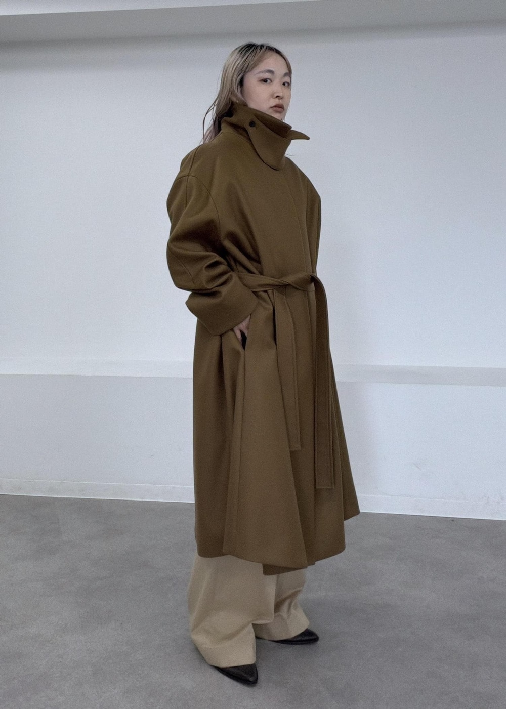 ベージュ系のその他パンツ、ブラック系のシャツ/ブラウス、イエロー系のステンカラーコートを着用したレディースの夏コーディネートの7枚目の写真