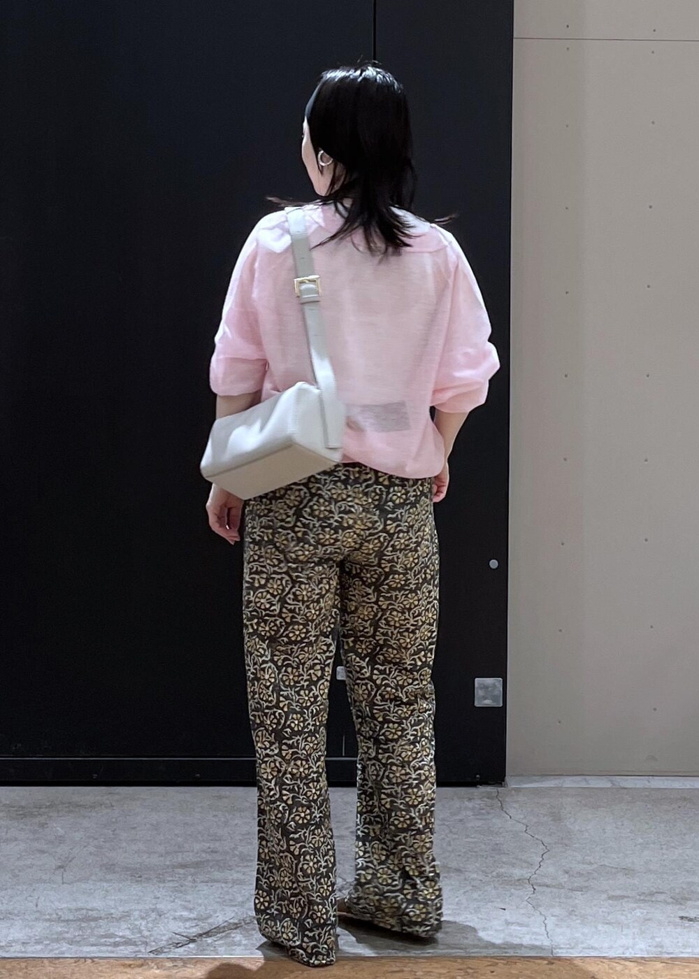 グレー系のショルダーバッグ、その他のパンプス、グレー系のその他パンツを着用したレディースの春コーディネートの3枚目の写真