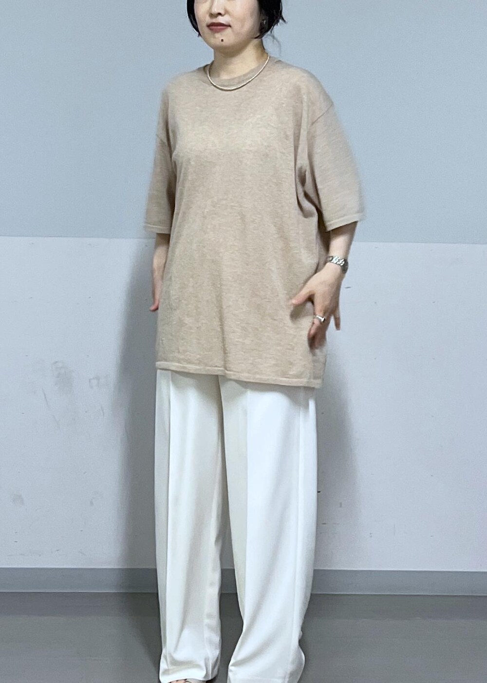 ホワイト系のその他パンツ、ホワイト系のボストンバッグ、ベージュ系のTシャツ/カットソーを着用したレディースの春コーディネートの6枚目の写真