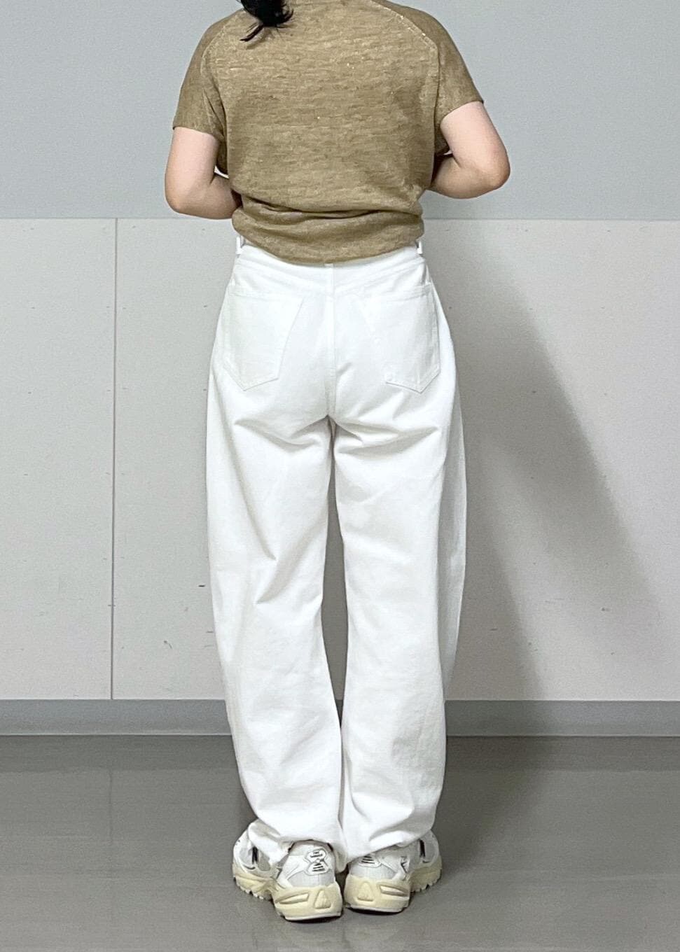 ベージュ系のカーディガン/ボレロ、ブラウン系のショルダーバッグ、ホワイト系のデニムパンツを着用したレディースの夏コーディネートの7枚目の写真