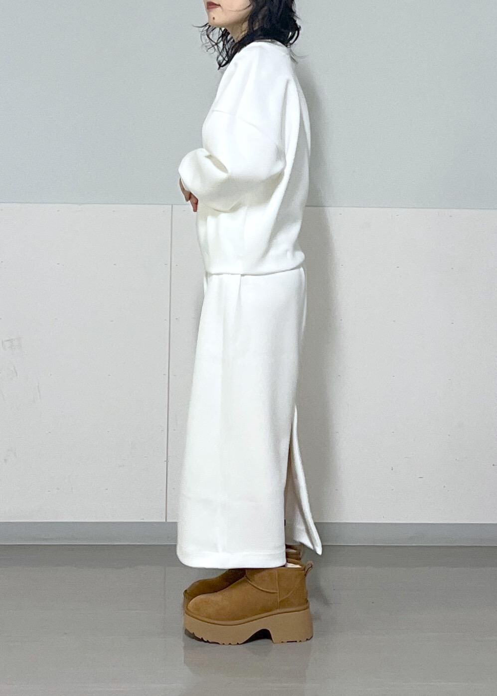 ホワイト系のカーディガン/ボレロ、ホワイト系のスカート、ホワイト系のTシャツ/カットソーを着用したレディースの冬コーディネートの8枚目の写真