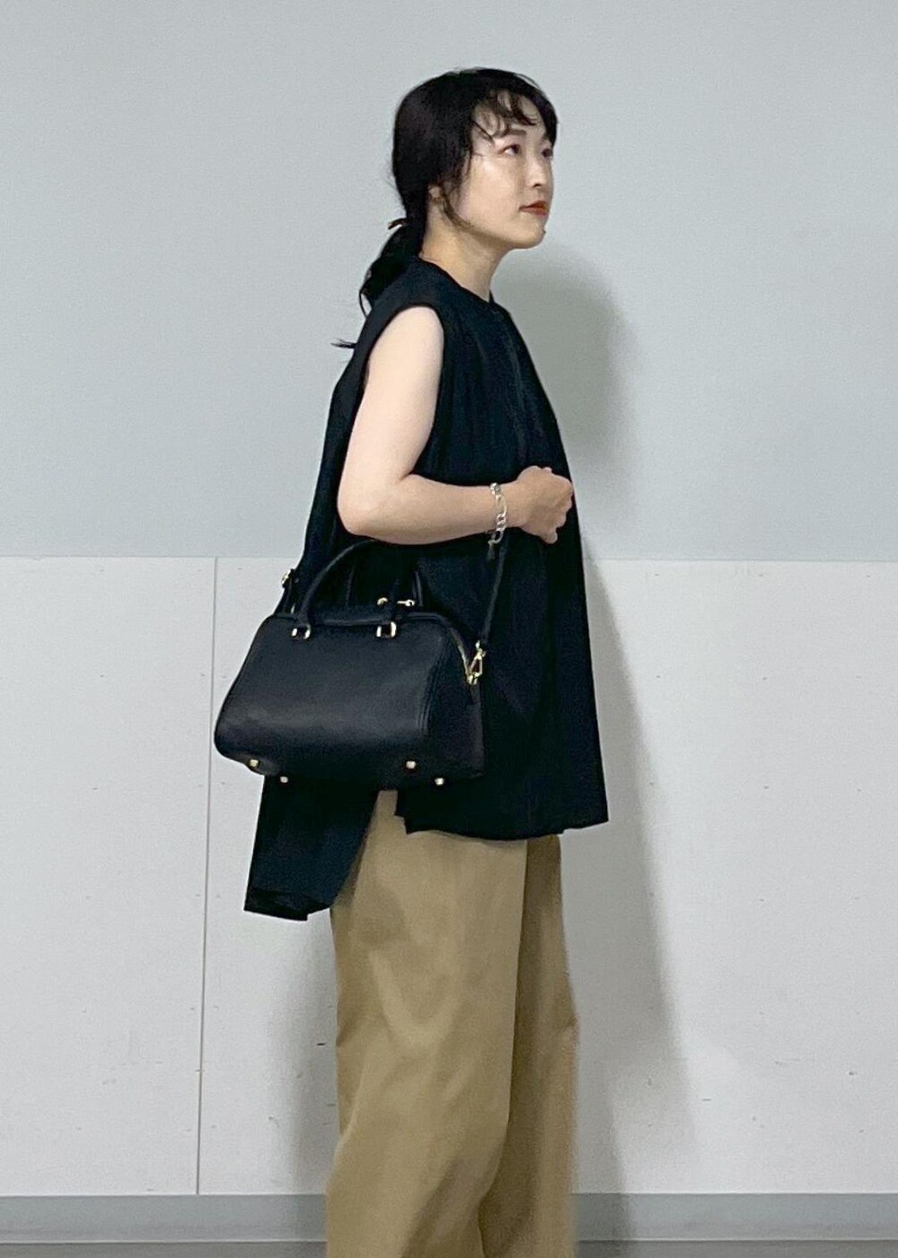 ベージュ系のその他パンツ、シルバー系のサンダル、ホワイト系のトートバッグを着用したレディースの夏コーディネートの5枚目の写真