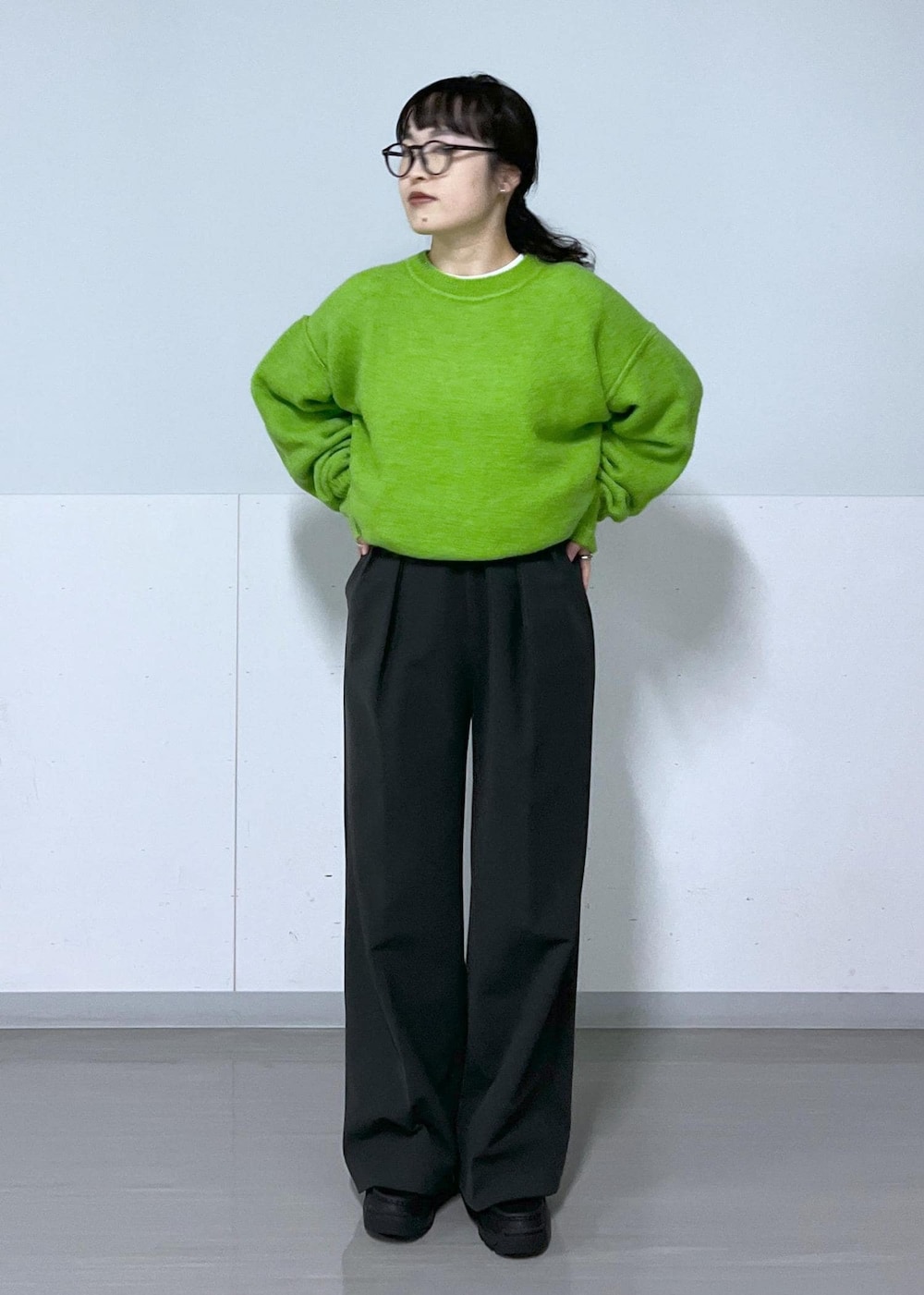 グレー系のその他パンツ、ブラック系のハンドバッグ、ホワイト系のTシャツ/カットソーを着用したレディースの秋コーディネートの5枚目の写真