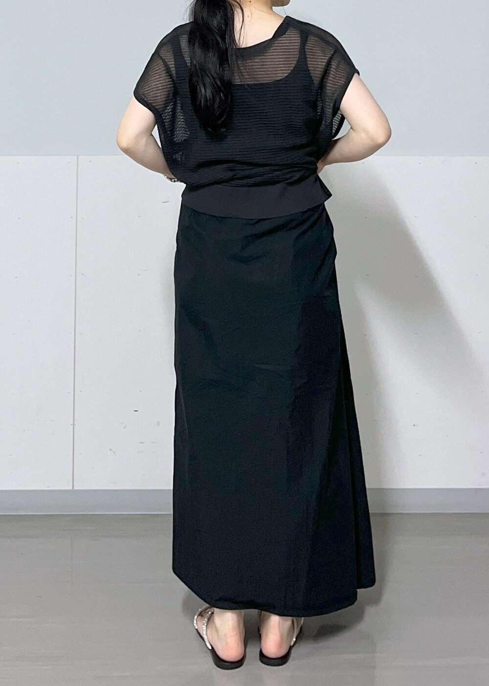 シルバー系のサンダル、ホワイト系のショルダーバッグ、ブラック系のタンクトップを着用したレディースの春コーディネートの9枚目の写真