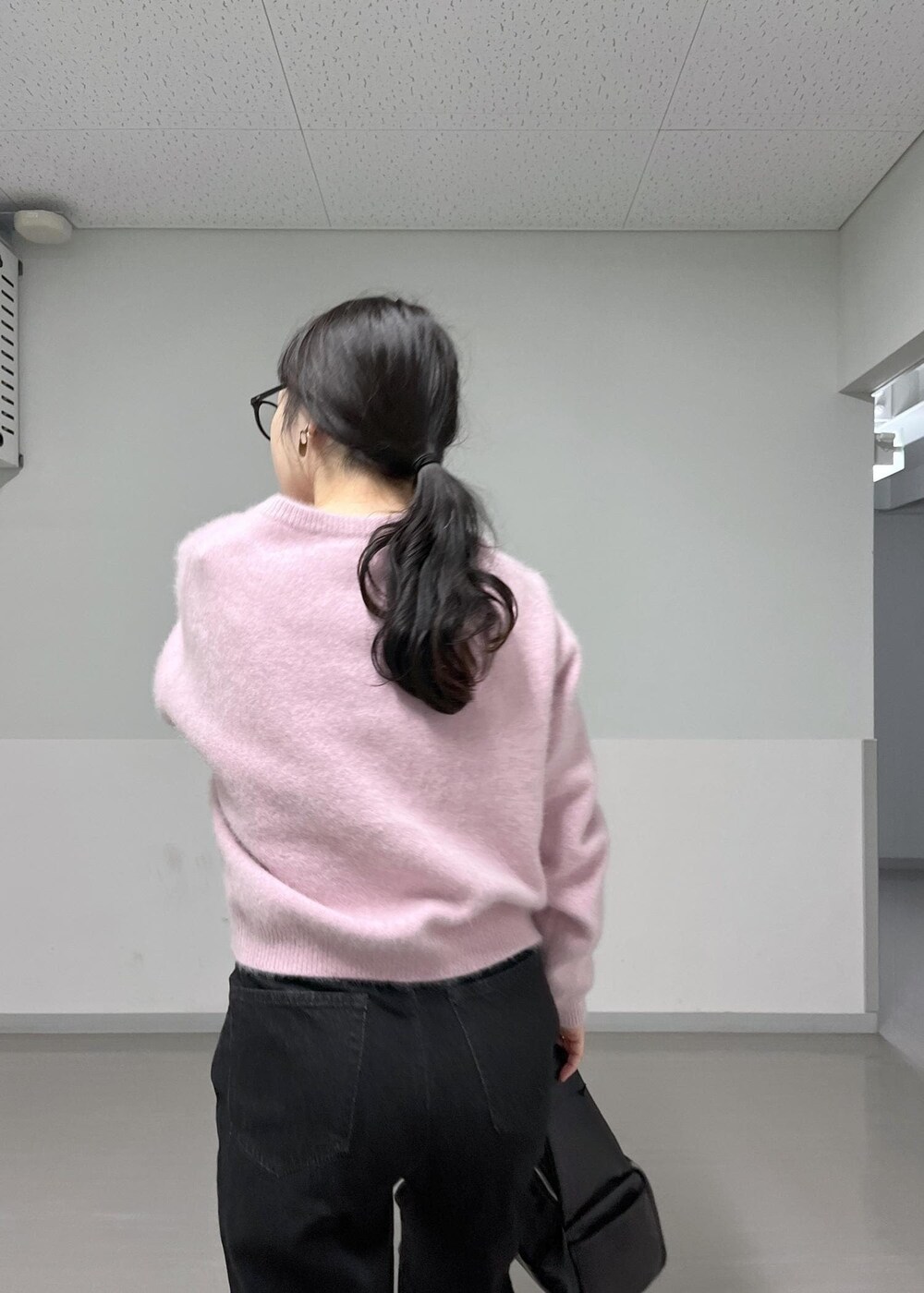 「デニム、フレア、パンツ、ニット、カシミア、カーディガン、フォトT、プリントT、Tシャツ、サロンアダムエロペ、SALON adam et ropé、低身長、骨格ウェーブ、イエベ、23AW冬の新作」|「SALON adam et rope'のワンハンドルボックスミニバッグ(ハンドバッグ、ブラック系)」を使った、kinoさん(レディース・152cm)の秋コーディネートの5枚目の写真