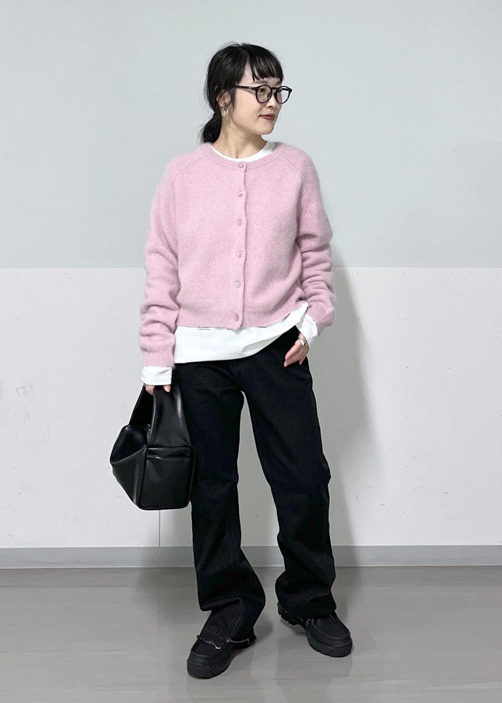 「デニム、フレア、パンツ、ニット、カシミア、カーディガン、フォトT、プリントT、Tシャツ、サロンアダムエロペ、SALON adam et ropé、低身長、骨格ウェーブ、イエベ、23AW冬の新作」|「SALON adam et rope'のワンハンドルボックスミニバッグ(ハンドバッグ、ブラック系)」を使った、kinoさん(レディース・152cm)の秋コーディネートの2枚目の写真