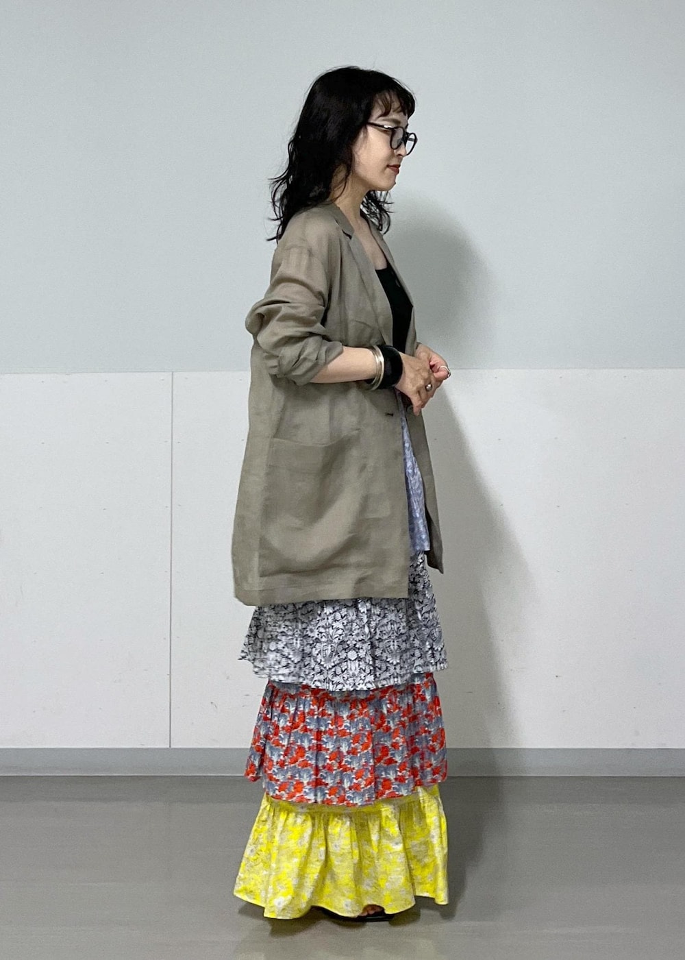 ブラック系のチューブトップ、ブラック系のサンダル、その他のスカートを着用したレディースの夏コーディネートの3枚目の写真