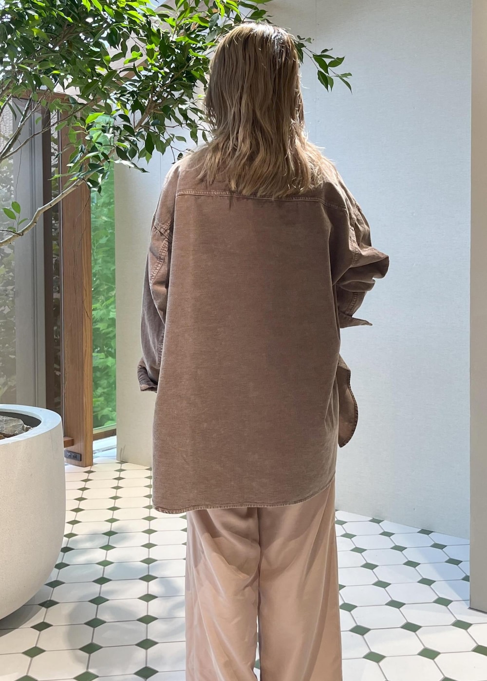 ブラウン系のシャツ/ブラウス、ピンク系のその他パンツ、ブラウン系のTシャツ/カットソーを着用したレディースの秋コーディネートの5枚目の写真