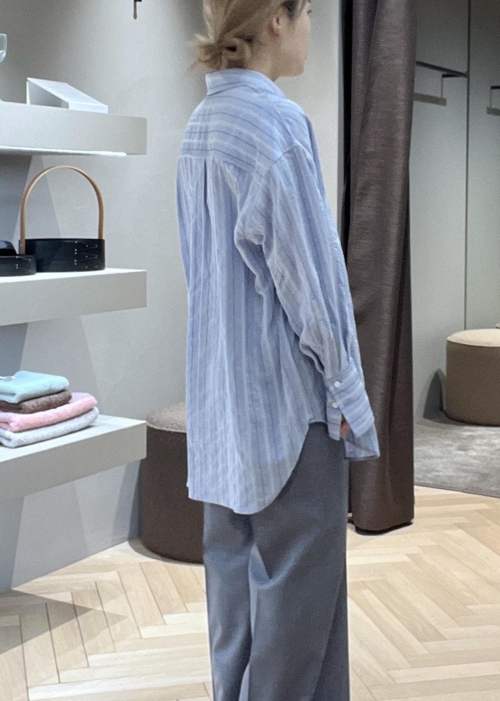 ベージュ系のスカート、ブラック系のショルダーバッグ、イエロー系のブーツを着用したレディースの冬コーディネートの8枚目の写真