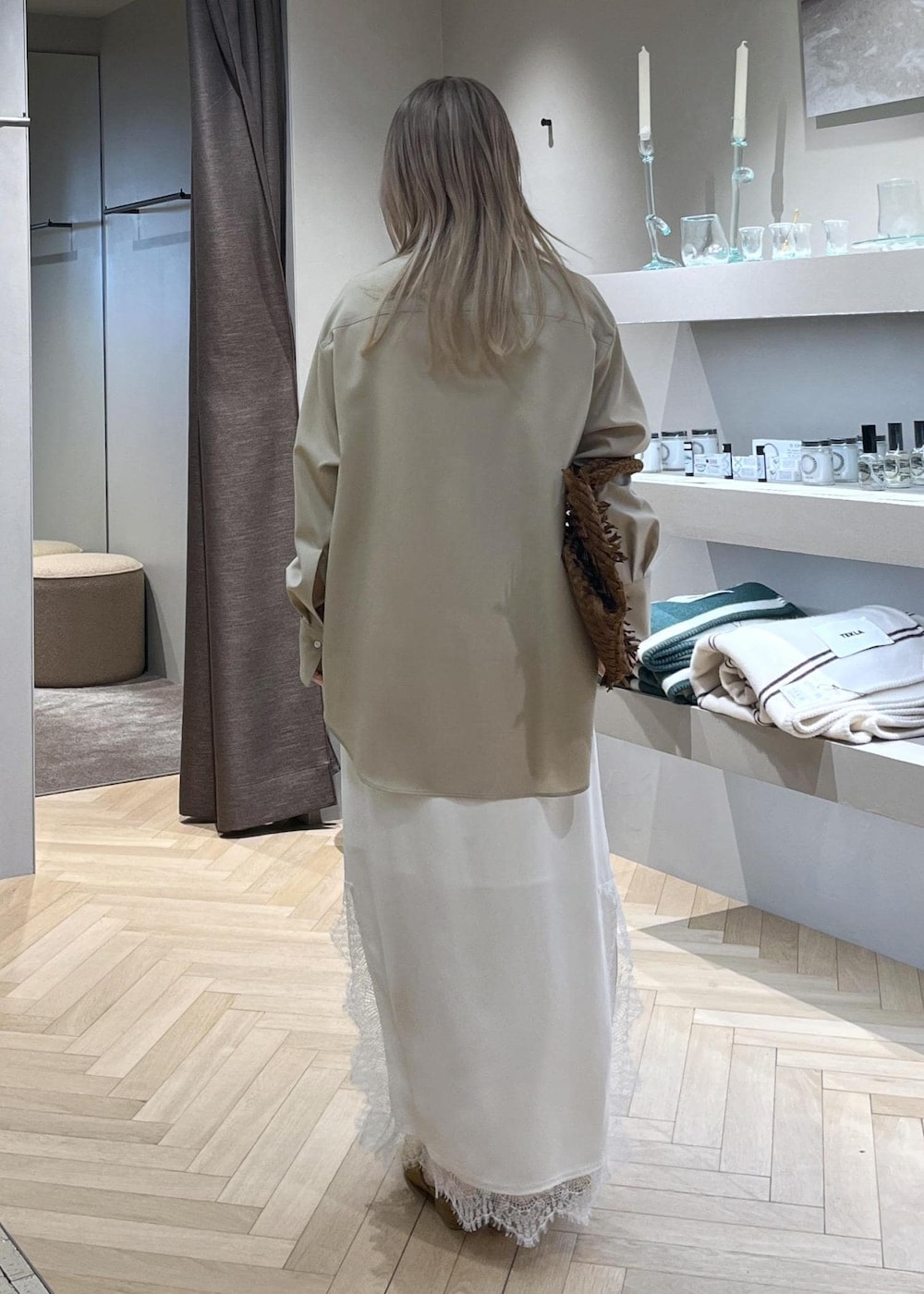 ベージュ系のシャツ/ブラウス、ホワイト系のスカート、イエロー系のその他シューズを着用したレディースの冬コーディネートの4枚目の写真