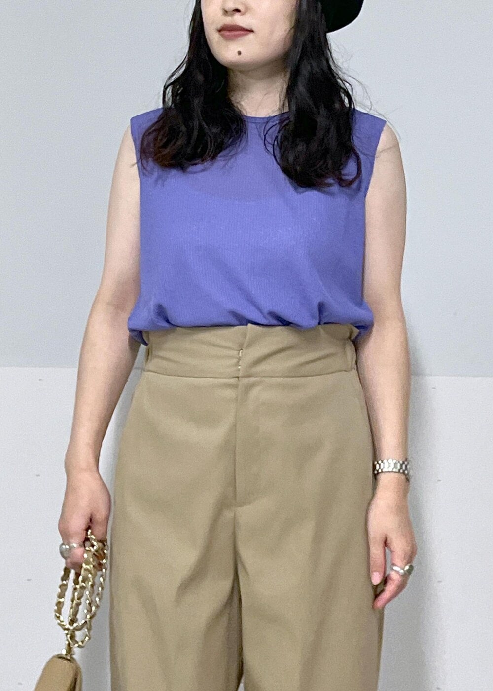 ベージュ系のショルダーバッグ、パープル系のTシャツ/カットソー、ベージュ系のサンダルを着用したレディースの夏コーディネートの5枚目の写真