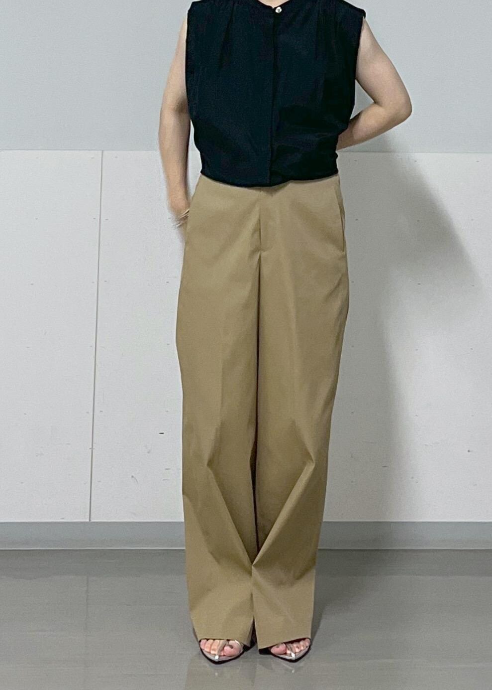 ベージュ系のその他パンツ、シルバー系のサンダル、ホワイト系のトートバッグを着用したレディースの夏コーディネートの8枚目の写真