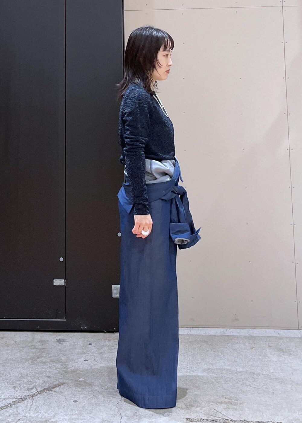 グレー系のショルダーバッグ、ブルー系のつなぎ/オールインワン、ブルー系のTシャツ/カットソーを着用したレディースの冬コーディネートの7枚目の写真
