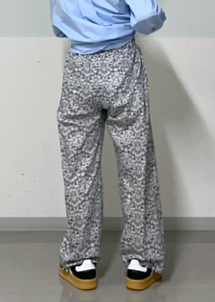 ブルー系のシャツ/ブラウス、ブラック系のボストンバッグ、ブラック系のキャップを着用したレディースの夏コーディネートの6枚目の写真