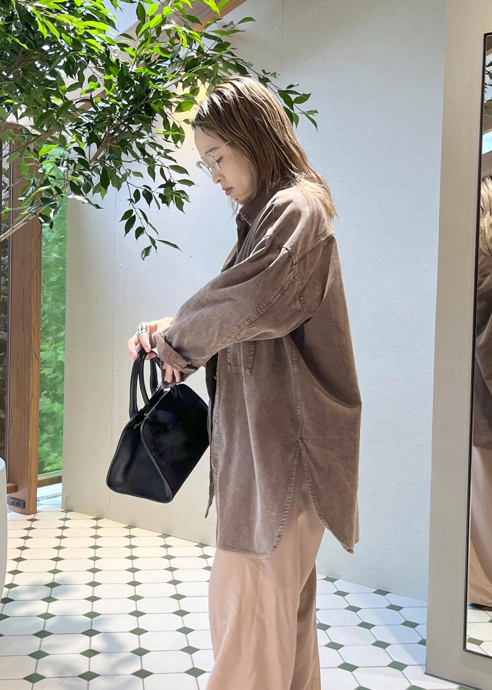 ブラウン系のシャツ/ブラウス、ピンク系のその他パンツ、ブラウン系のTシャツ/カットソーを着用したレディースの秋コーディネートの4枚目の写真