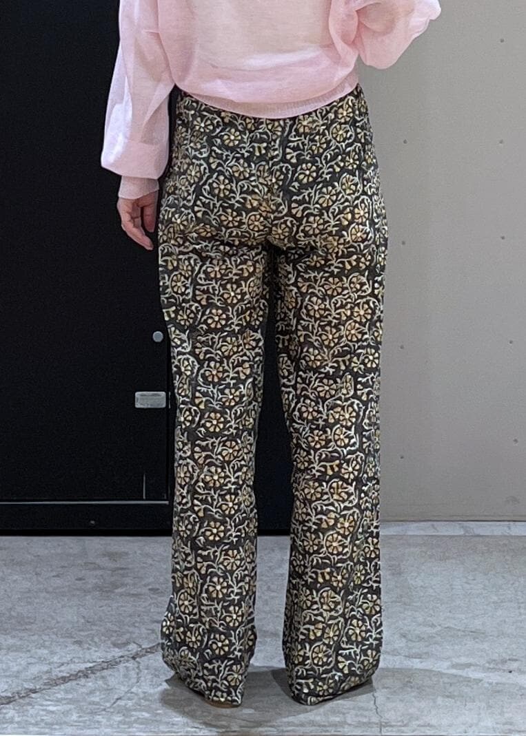 グレー系のショルダーバッグ、その他のパンプス、グレー系のその他パンツを着用したレディースの春コーディネートの7枚目の写真