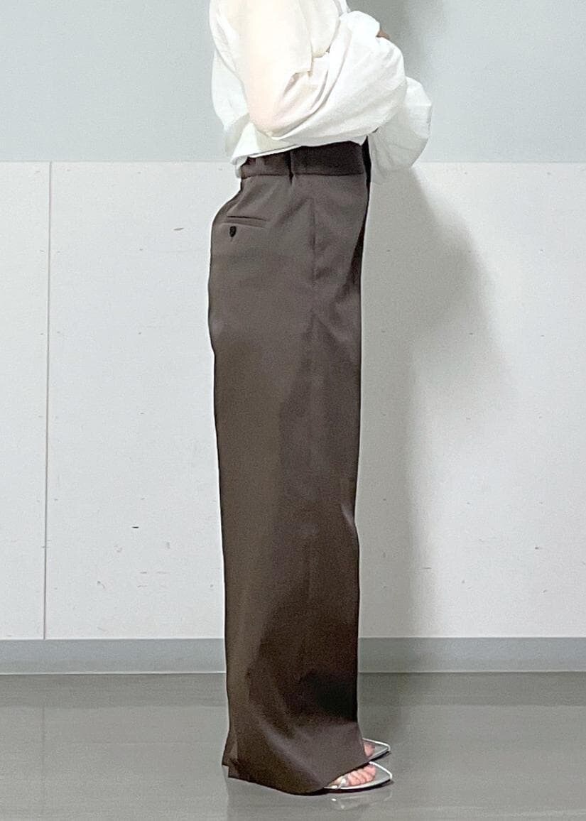 シルバー系のサンダル、ホワイト系のシャツ/ブラウス、ブラウン系のその他パンツを着用したレディースの夏コーディネートの7枚目の写真