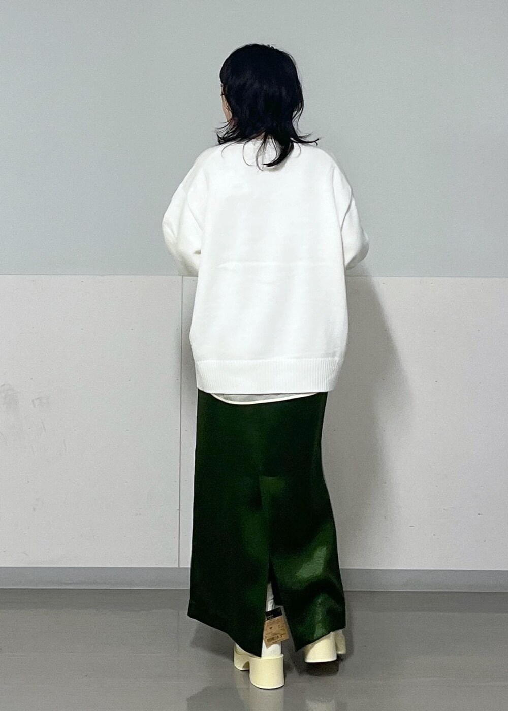 グリーン系のスカート、ホワイト系のシャツ/ブラウス、グレー系のブルゾンを着用したレディースの冬コーディネートの7枚目の写真