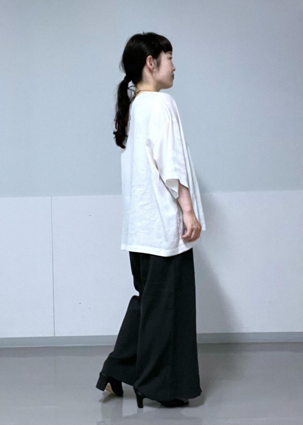 ホワイト系のTシャツ/カットソー、ブラック系のサンダル、ブラック系のその他パンツを着用したレディースの夏コーディネートの4枚目の写真