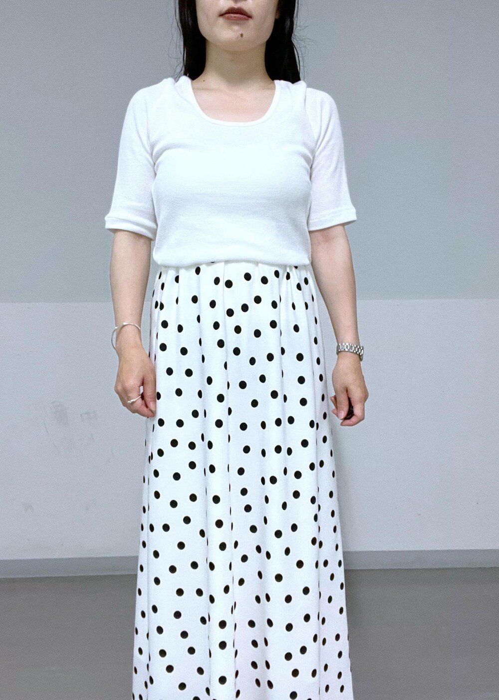 ベージュ系のサンダル、ホワイト系のTシャツ/カットソー、グレー系のシャツ/ブラウスを着用したレディースの夏コーディネートの6枚目の写真